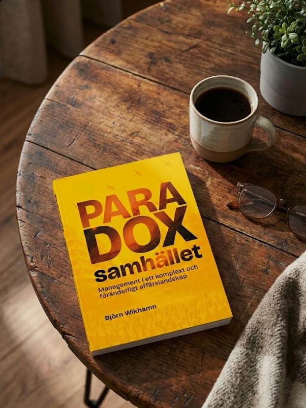 Boken Paradoxsamhället på ett bord